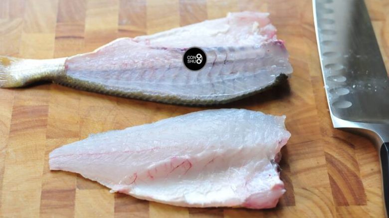 松鼠鱼家常节油法,贴着背脊的分界线，慢慢向左滑动，直到尾部，切断鱼肉，上层的鱼肉就被片下来了。
用同样的方法，片出下层鱼肉。这道菜仅用到上下两片鱼肉。