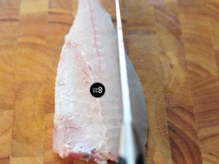 松鼠鱼家常节油法,以5-6mm为间隔，纵向直刀在鱼肉上切出数刀，注意不要切断。