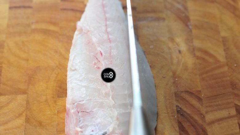 松鼠鱼家常节油法,以5-6mm为间隔，纵向直刀在鱼肉上切出数刀，注意不要切断。
