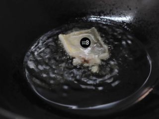 松鼠鱼家常节油法,鱼肉朝下，放入油锅内，炸制2分钟，至金黄色，