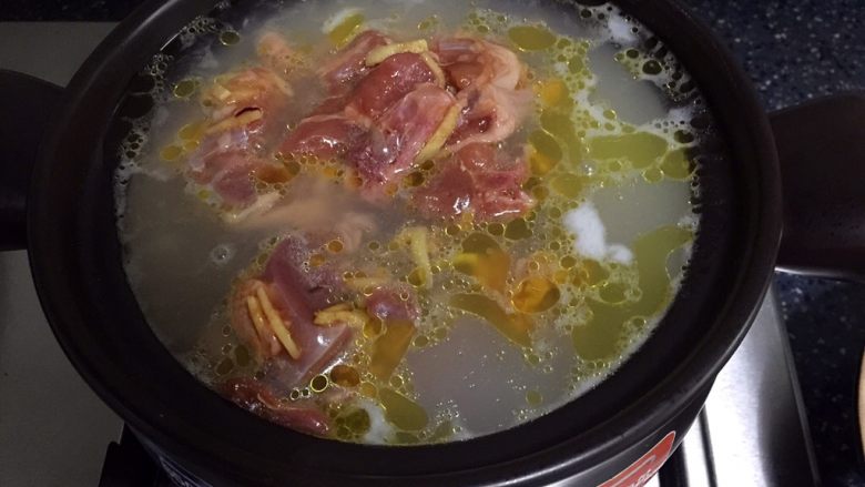 砂锅粥—鸽子粥,放入腌制好的鸽子肉。
