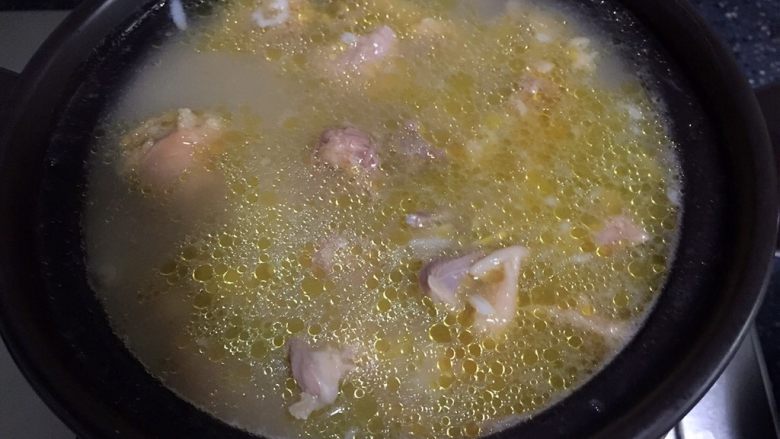 砂锅粥—鸽子粥,放入锅中后用勺子或筷子把鸽子肉搅拌开，大火继续煮开。