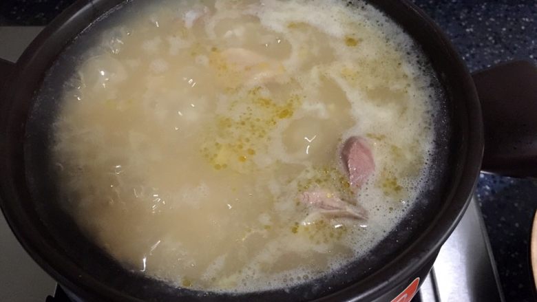 砂锅粥—鸽子粥,转小火煮40分钟。