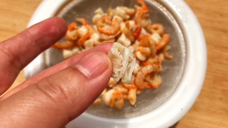虾米粉丝煲,瑶拄捏碎，这样会更容易出味