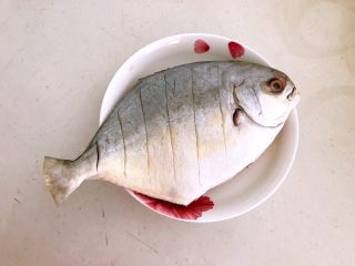 红烧金鲳鱼,把金鲳鱼清洗干净，沥干水分，在鱼身上斜切6刀，另一面也斜切6刀，这样便于入味