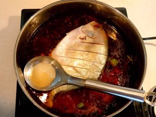 红烧金鲳鱼,加入精盐