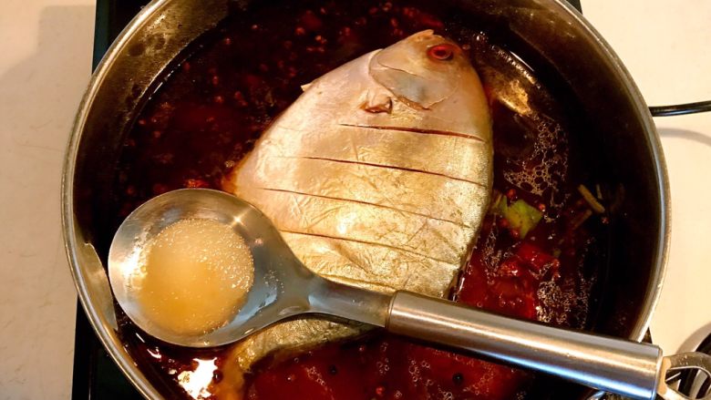 红烧金鲳鱼,加入精盐