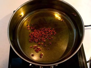 红烧金鲳鱼,锅内加入菜籽油，烧5分热的时候加入花椒粒，炒香