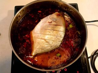 红烧金鲳鱼,加入料酒烹去腥味