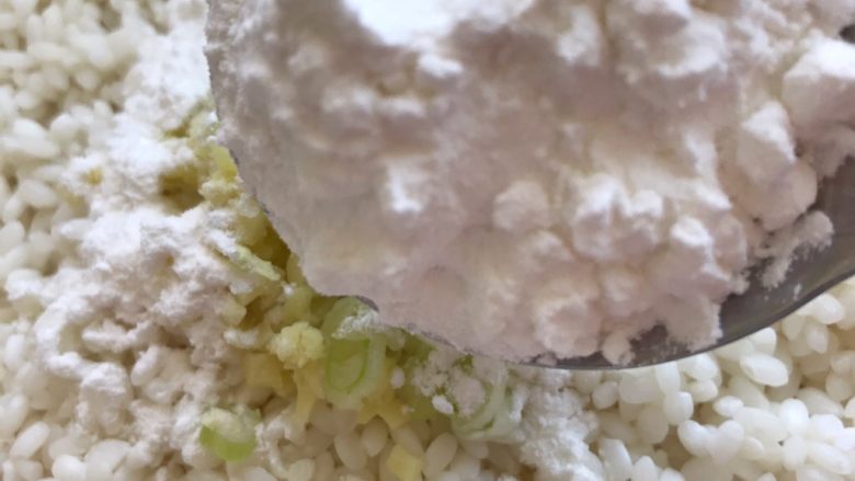 锅巴,加入玉米淀粉，加入的量自己适当调节，让糯米松散的粘上淀粉，不要粘连在一起。