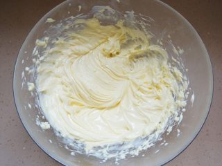 维也纳可可酥饼,无盐黄油软化后用电动打蛋器打发至颜色发白成羽绒状
