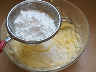 维也纳可可酥饼,将糖粉和盐过筛入黄油内，继续用电动打蛋器打发均匀