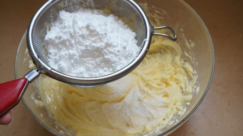 维也纳可可酥饼,将糖粉和盐过筛入黄油内，继续用电动打蛋器打发均匀