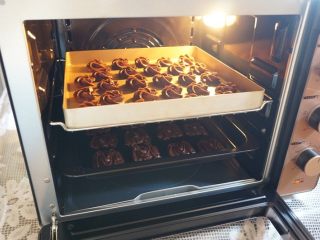 维也纳可可酥饼,烤箱用太阳风模式180度预热10分钟，曲奇烘烤25分钟即可