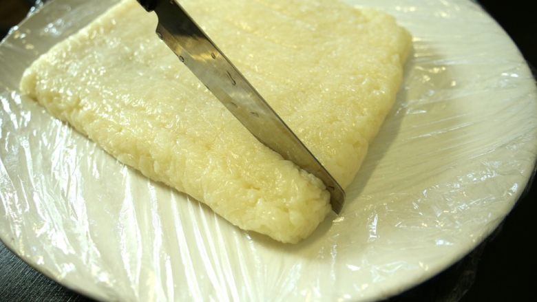 红糖糍粑,把米饭连着模具一起冷藏3小时以上后取出。我是第二天取出来的。用刀切成条状。因为糯米饭比较黏，切前可以把刀蘸水。