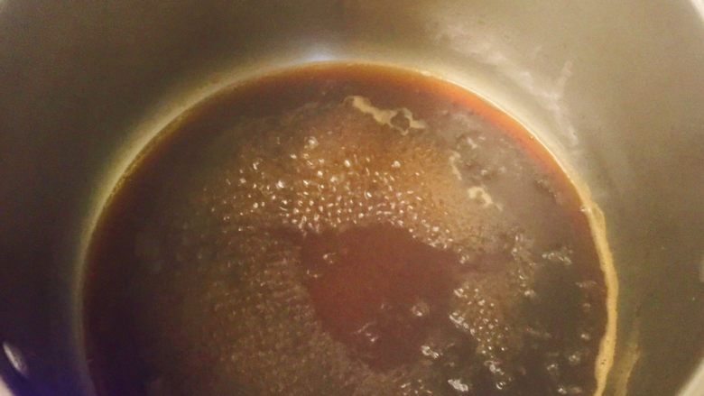 红糖糍粑,半碗红糖用半碗水化开，用锅煮到红糖汁颜色变深变稠为止。如果实在太稀又不想再加糖了，可以撒入一些糯米粉增稠。