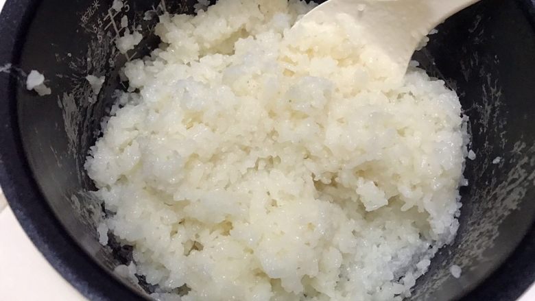 咸蛋黄糯米烧卖,蒸熟的糯米饭搅散备用