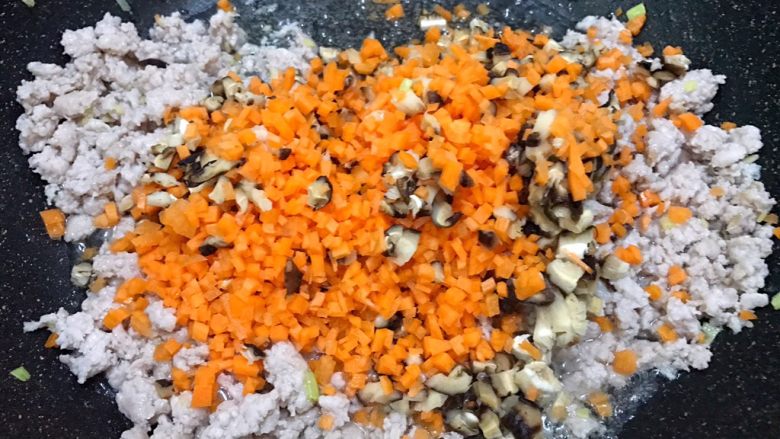 咸蛋黄糯米烧卖,加入胡萝卜和香菇翻炒均匀