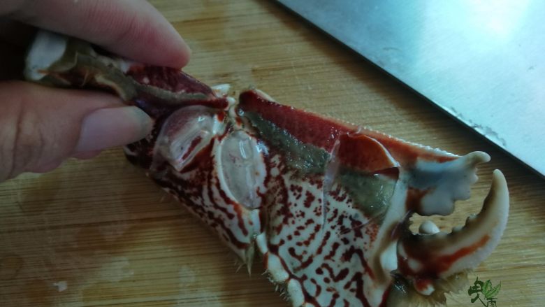 吮指香辣螃蟹,用刀背敲一下更易入味。