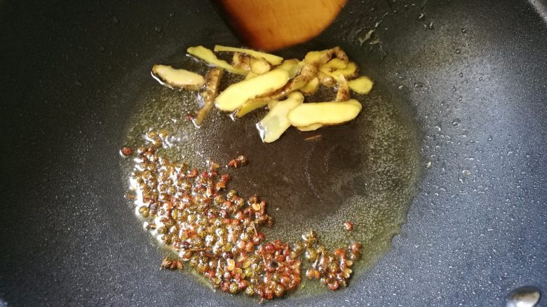 吮指香辣螃蟹,炒蟹腿的余油，放入花椒和生姜片煸香。