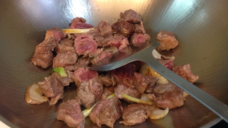 紅燒牛腩,一直翻炒，讓牛肉塊外皮酥脆卻不要過老