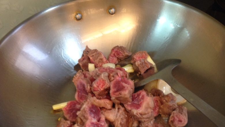 紅燒牛腩,加入牛肉塊拌炒煸香，表皮有酥脆感即可