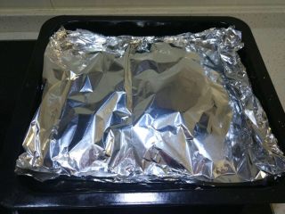 炸鸡排（非油炸版）,然后盖上锡纸，边上稍微揪一下，不要揪严实了，要留一半可透气，入烤箱185度20分钟
