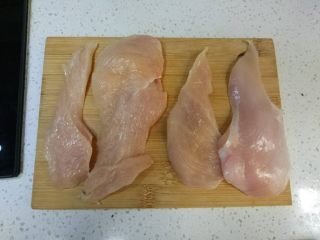 炸鸡排（非油炸版）,一块鸡胸肉洗净，厨房纸吸干水份，然后横剖三刀，四片的样子