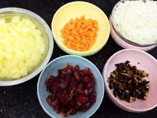电饭锅土豆腊肠饭,土豆、腊肠、红萝卜、香菇分别切小丁