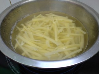 醋溜土豆丝,锅里水开放入土豆丝煮熟，捞出过凉沥干水分。