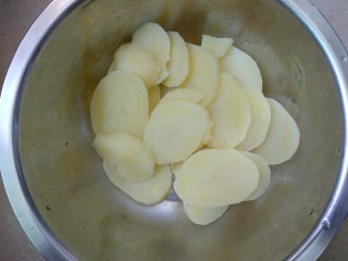 蔓越莓土豆月饼,盛入碗里放凉。