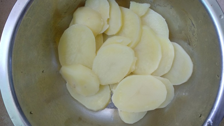 蔓越莓土豆月饼,盛入碗里放凉。