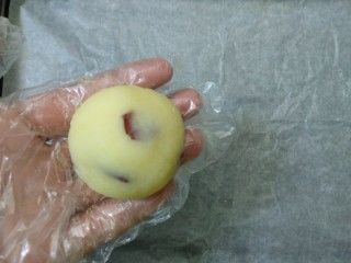 蔓越莓土豆月饼,将土豆泥搓成圆形（80克一个）