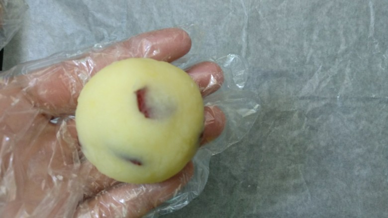 蔓越莓土豆月饼,将土豆泥搓成圆形（80克一个）