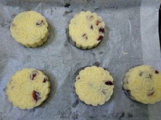 蔓越莓土豆月饼,压出月饼形状。