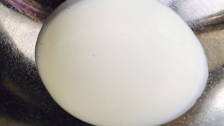 酸奶慕斯,将之前的酸奶加入到打发好的淡奶油中