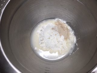 酸奶小吐司（老面法）,先做老面，高粉40克、水25克、酵母1克混合，只要控制水占高粉的60%即可，可以多做点以后再用