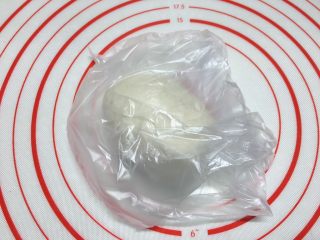 酸奶小吐司（老面法）,用保鲜袋装好，放入冰箱冷藏室，发酵12小时以上，冷藏存放3天都没问题，再用不完就分装冷冻