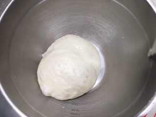 酸奶小吐司（老面法）,冷藏发酵后的面团变得更大，有较重的酸味，不用担心，要的就是这个效果，放一会回温