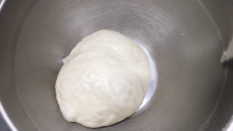 酸奶小吐司（老面法）,冷藏发酵后的面团变得更大，有较重的酸味，不用担心，要的就是这个效果，放一会回温