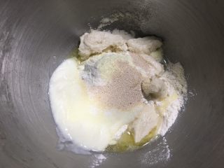 酸奶小吐司（老面法）,酸奶用浓稠型的，我用的是自制无糖酸奶，将回温后的老面剪小，混合主面团除黄油以外的所有材料，厨师机搅拌8分钟，再加入软化的黄油，继续和面15分钟