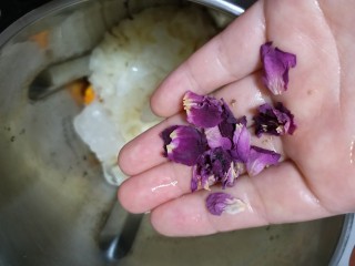 养生美颜甜品——玫瑰南瓜银耳露,玫瑰花取花瓣用，重瓣玫瑰花香味比花苞的香一些（如果家里花多可多放几条，买的太贵得省着用）