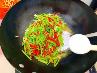 健康饮食之蒜炒青红椒地瓜藤,稍微翻炒一下，加一小勺盐！