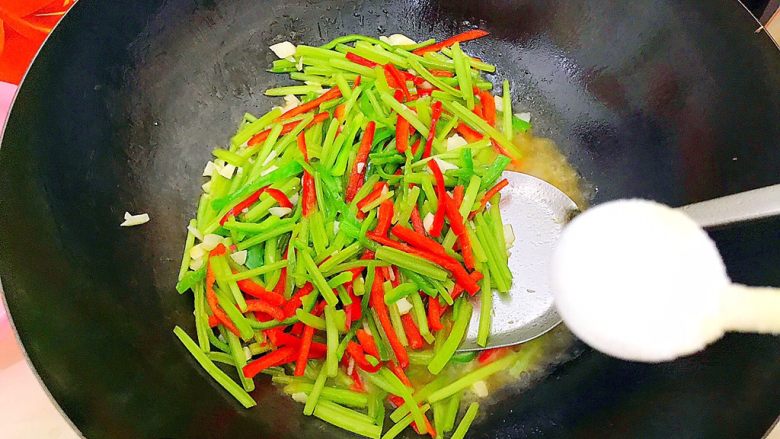 健康饮食之蒜炒青红椒地瓜藤,稍微翻炒一下，加一小勺盐！