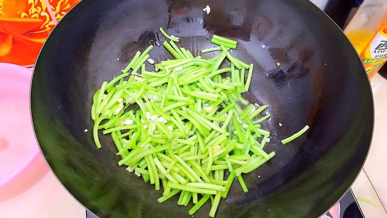 健康饮食之蒜炒青红椒地瓜藤,倒入地瓜藤，转中火，翻炒两分钟！