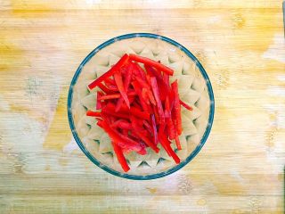 健康饮食之蒜炒青红椒地瓜藤,同样，红辣椒去蒂去尾，挖掉籽，洗净，如图所示，切成约摸两厘米长的细丝，备用！