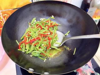 健康饮食之蒜炒青红椒地瓜藤,翻炒均匀，汤汁稍微收紧，即可！