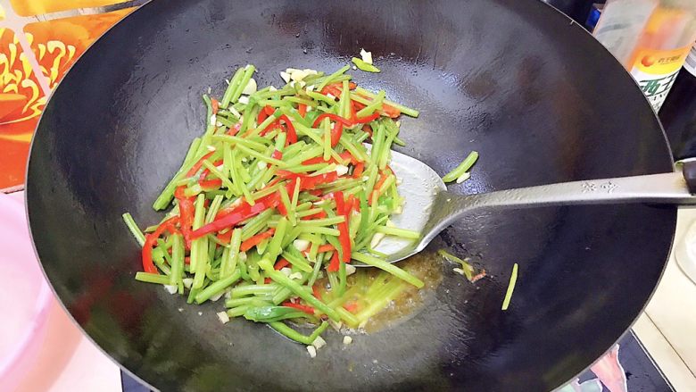 健康饮食之蒜炒青红椒地瓜藤,翻炒均匀，汤汁稍微收紧，即可！