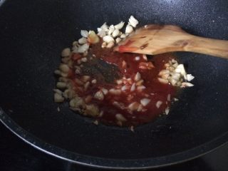 茄汁大虾🦐,倒入番茄酱，这个步骤记得小火