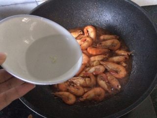 茄汁大虾🦐,倒入适量水，不用内过虾
